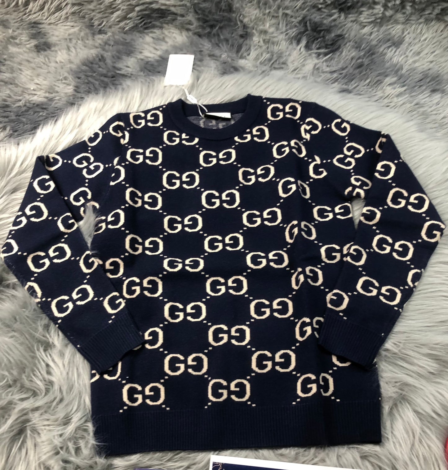 Gucci est une maison de mode italienne de luxe, connue pour son élégance intemporelle et son savoir-faire artisanal. Fondée en 1921, elle se distingue par ses motifs iconiques, son style sophistiqué et son mélange audacieux de tradition et de modernité.
Gucci est une maison de mode italienne de luxe, connue pour son élégance intemporelle et son savoir-faire artisanal. Fondée en 1921, elle se distingue par ses motifs iconiques, son style sophistiqué et son mélange audacieux de tradition et de moderni