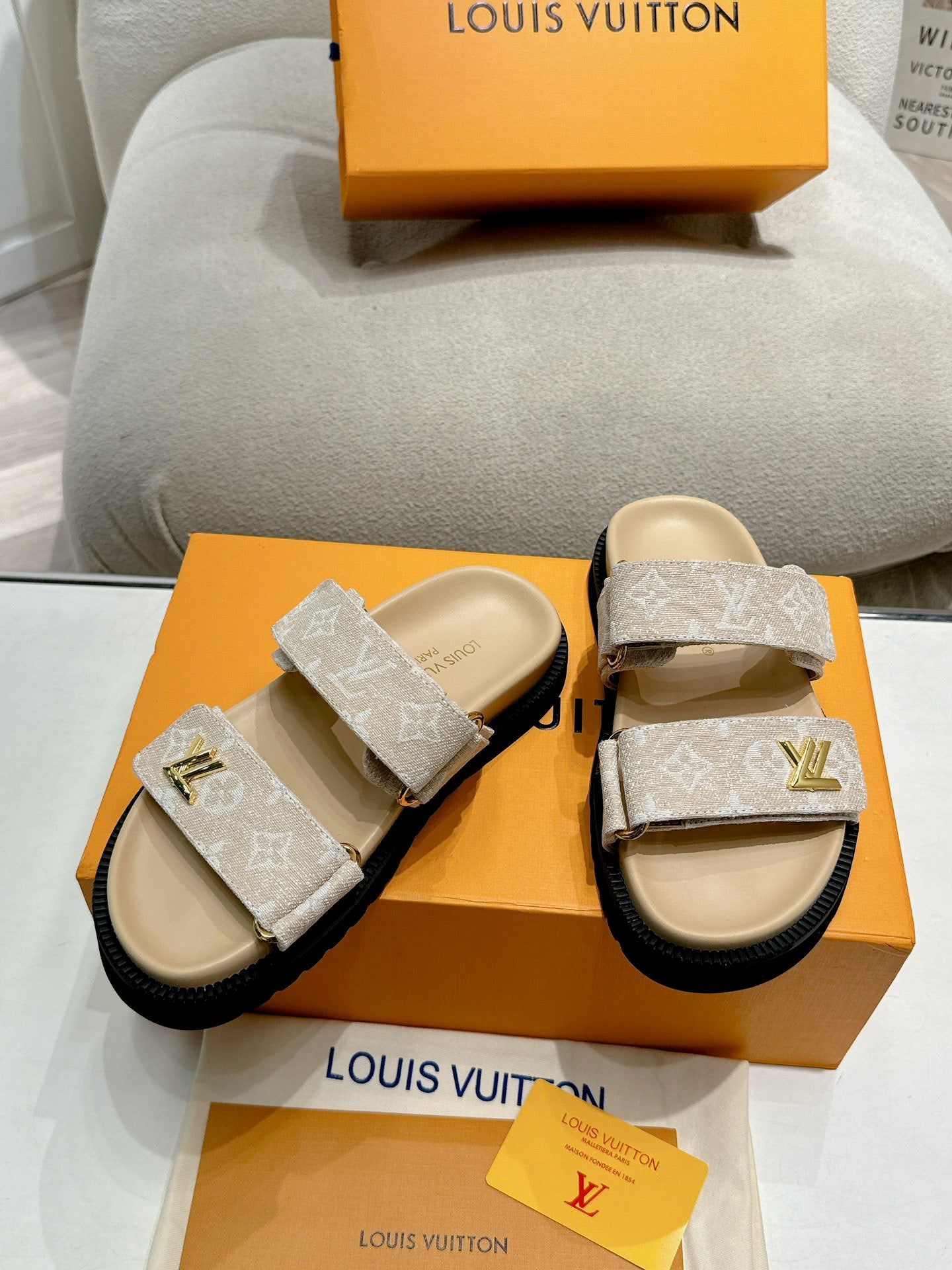"Sandales Louis Vuitton Lock It