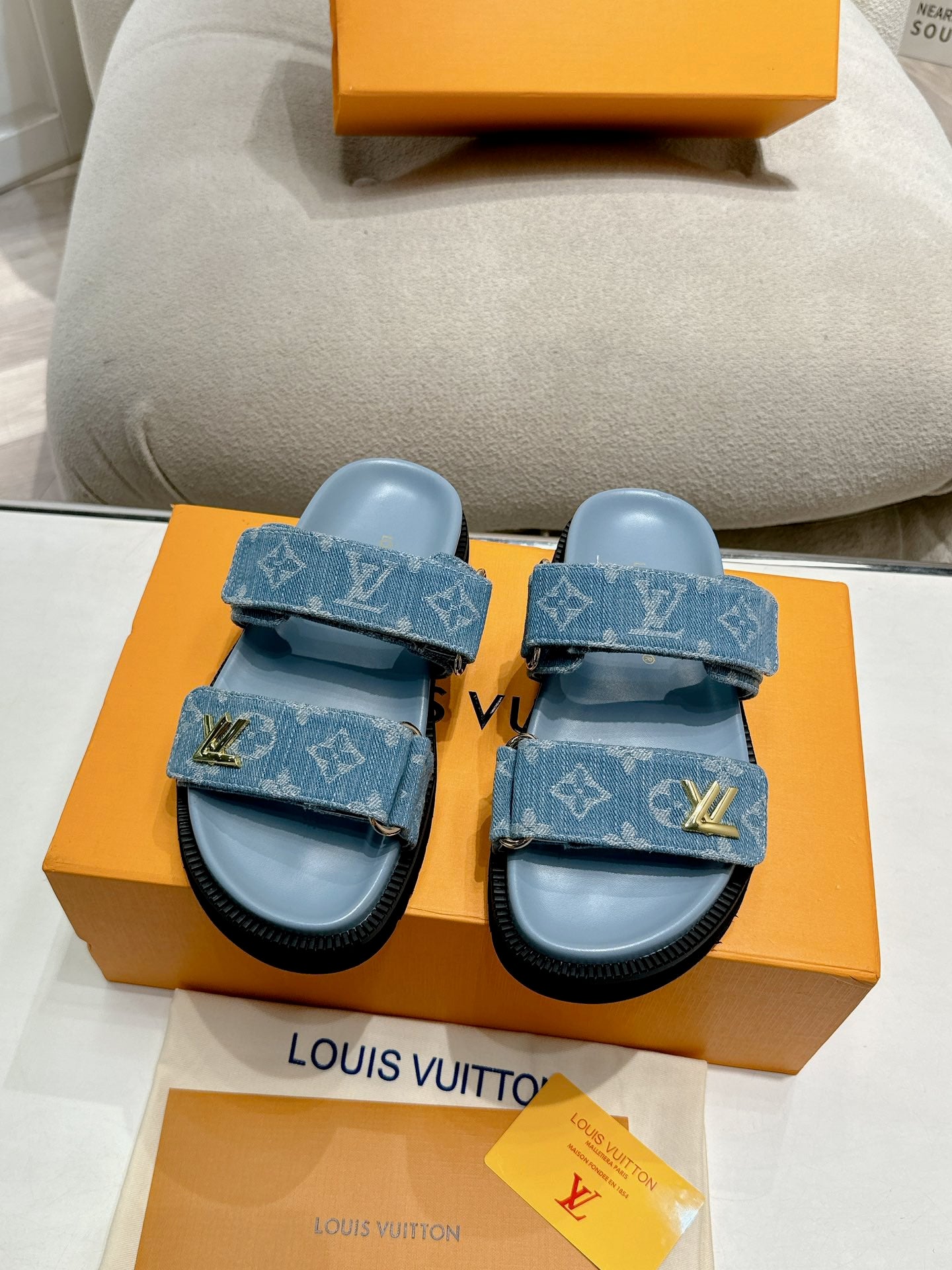 "Sandales Louis Vuitton Lock It