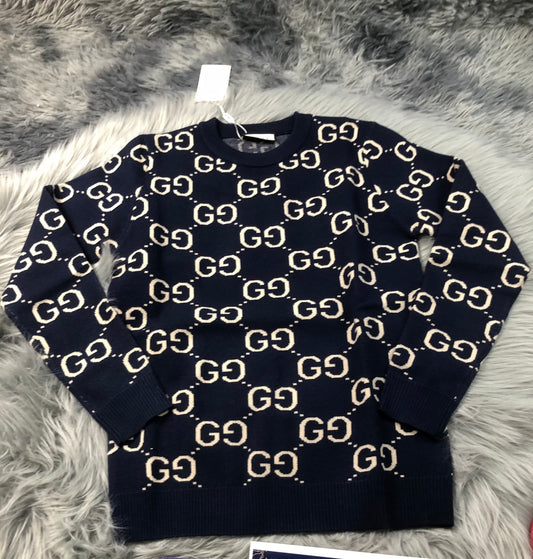 Gucci est une maison de mode italienne de luxe, connue pour son élégance intemporelle et son savoir-faire artisanal. Fondée en 1921, elle se distingue par ses motifs iconiques, son style sophistiqué et son mélange audacieux de tradition et de modernité.






Gucci est une maison de mode italienne de luxe, connue pour son élégance intemporelle et son savoir-faire artisanal. Fondée en 1921, elle se distingue par ses motifs iconiques, son style sophistiqué et son mélange audacieux de tradition et de moderni

